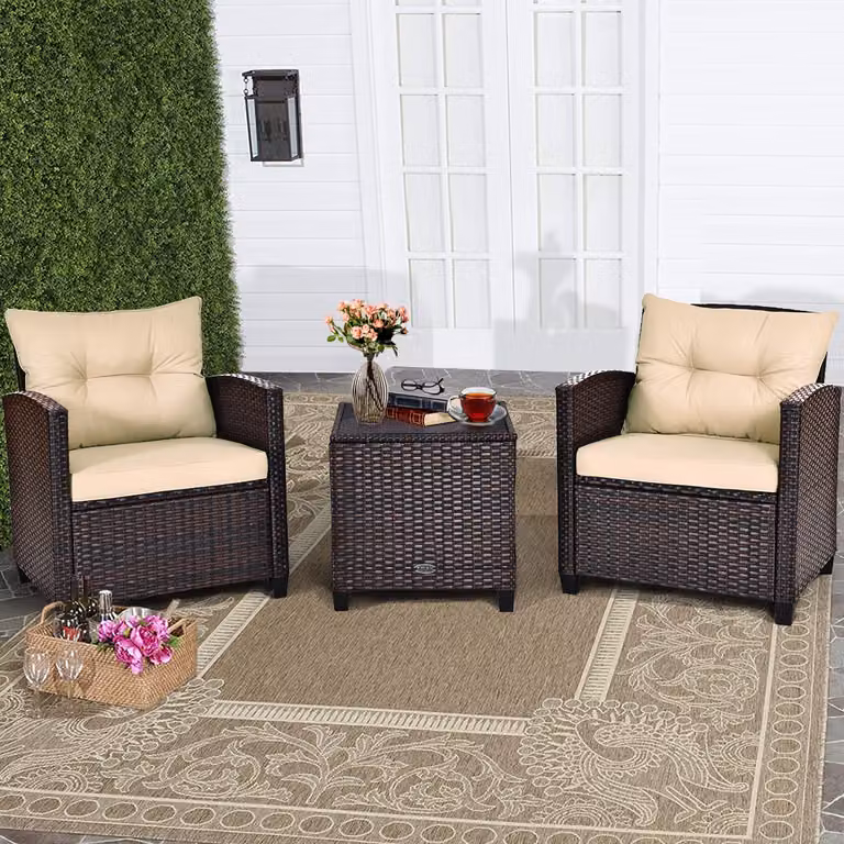 Set da giardino Costway in rattan PE marrone con divano da esterno, poltrone e tavolino con superficie in vetro temperato e cuscini beige lavabili