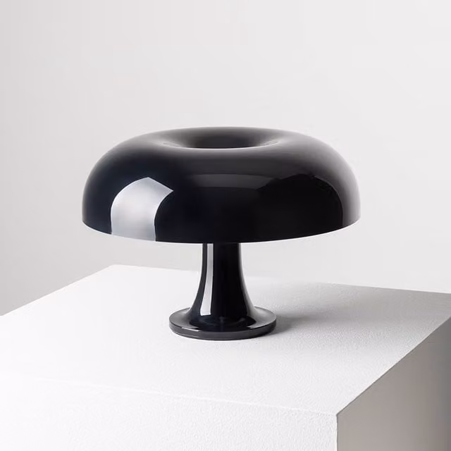 Artemide Nessino Lampada da tavolo in plastica nera con luce LED