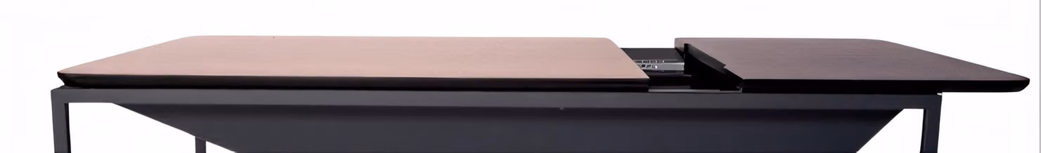 Ampia scrivania in legno color marrone dal design moderno