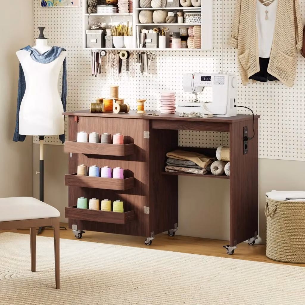 Tavolo da cucito pieghevole Design Mania con ripiano e contenitori, mobiletto di stoccaggio multifunzionale su ruote con blocco, Marrone – 2