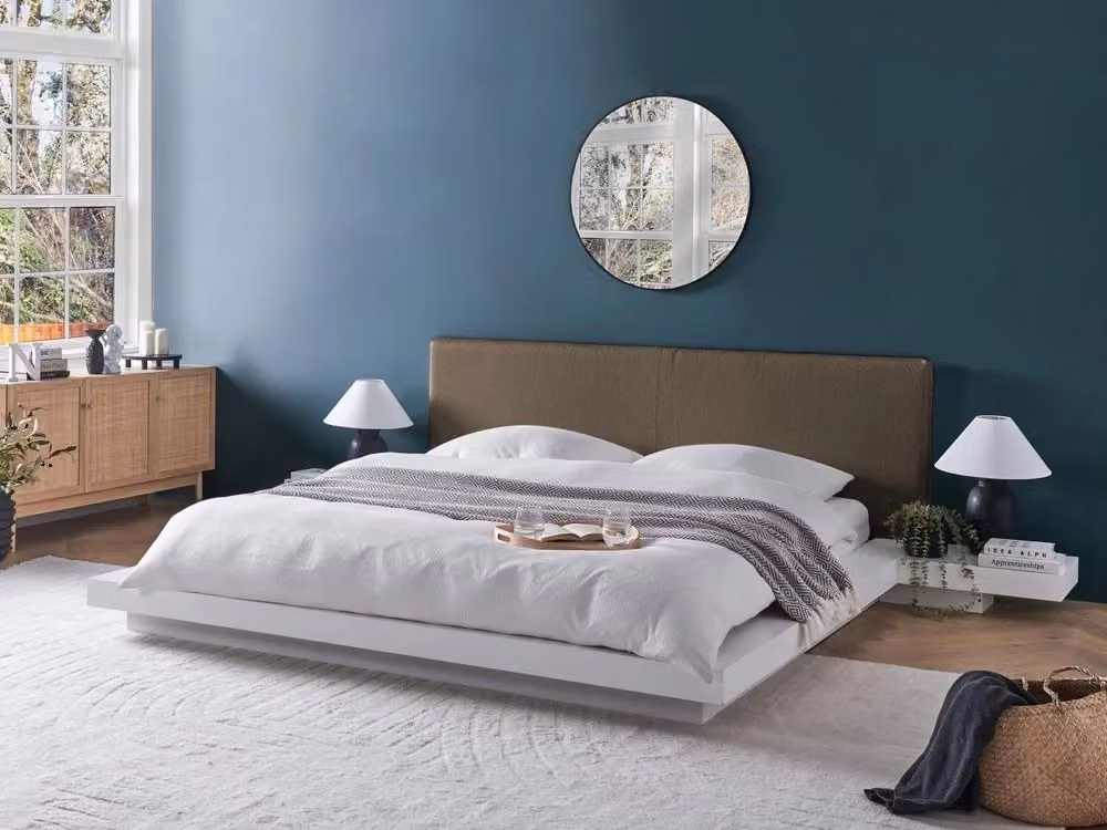 Letto matrimoniale moderno BELIANI con piattaforma e comodini integrati, testata in legno e tessuto bouclé bianco e beige, stile giapponese, L/P/H: 160 x 200 x 86 cm – 2