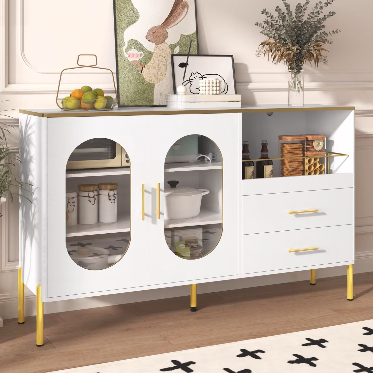 Credenza moderna in bianco con accenti dorati, 2 cassetti e 2 ante in vetro