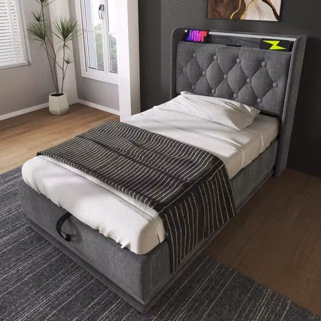 Letto REDOM in tessuto grigio con testiera imbottita, illuminazione LED sotto il letto e porta di ricarica USB, L/P: 90 x 200 cm
