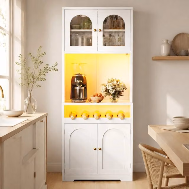 Buffet alto bianco 180 cm con LED RGB controllati via app, porte in vetro bombate, porta bottiglie e sistema anti-ribaltamento