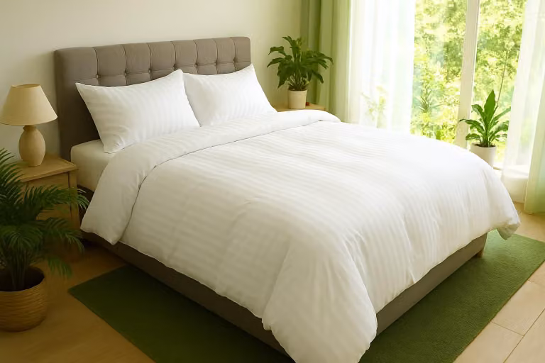 Copertura per letto, 260 x 240 cm, in microfibra, raso a righe, 400 g/m², colore bianco, per camera da letto