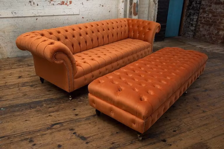 Design Chesterfield Stoff Couch Sofa 4 Sitzer + Hocker Polster Sofas Garnitur