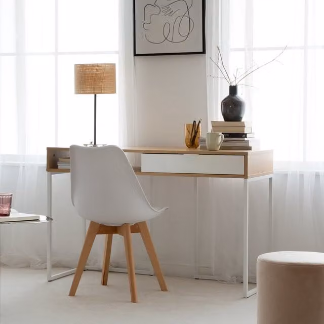 Scrivania Banak in stile industriale con piano in rovere chiaro e struttura in metallo bianco per home office