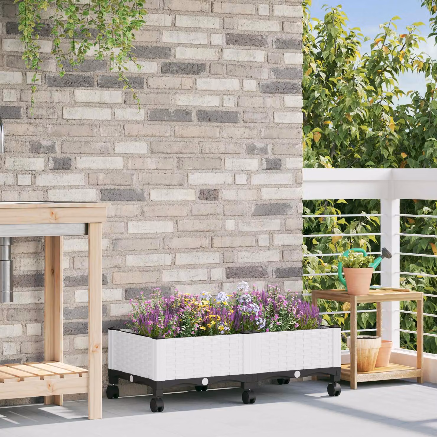 vidaXL Vaso da Giardino con Ruote Bianco in Plastica L: 80 cm, P: 40 cm, H: 29 cm
