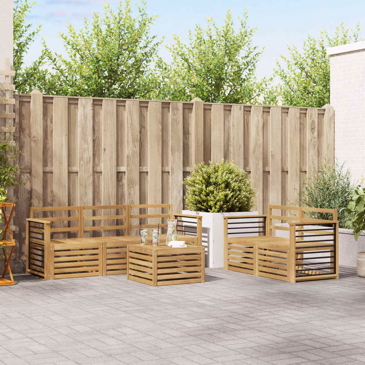 Set di divani da esterno vidaXL in legno di acacia con cuscini bianchi e tavolo da caffè, composizione a L per giardino e terrazzo