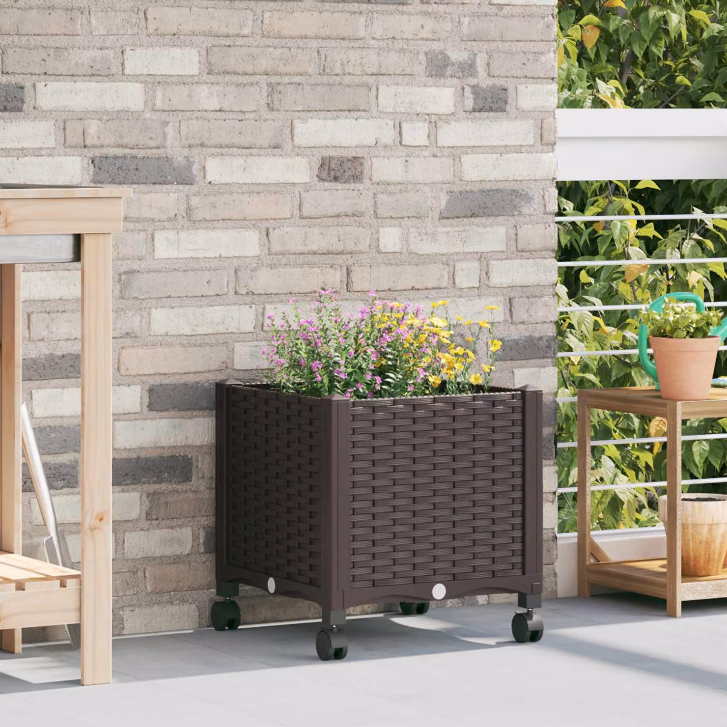 Vaso da giardino con ruote vidaXL in plastica marrone L: 40 cm, P: 40 cm, H: 44 cm