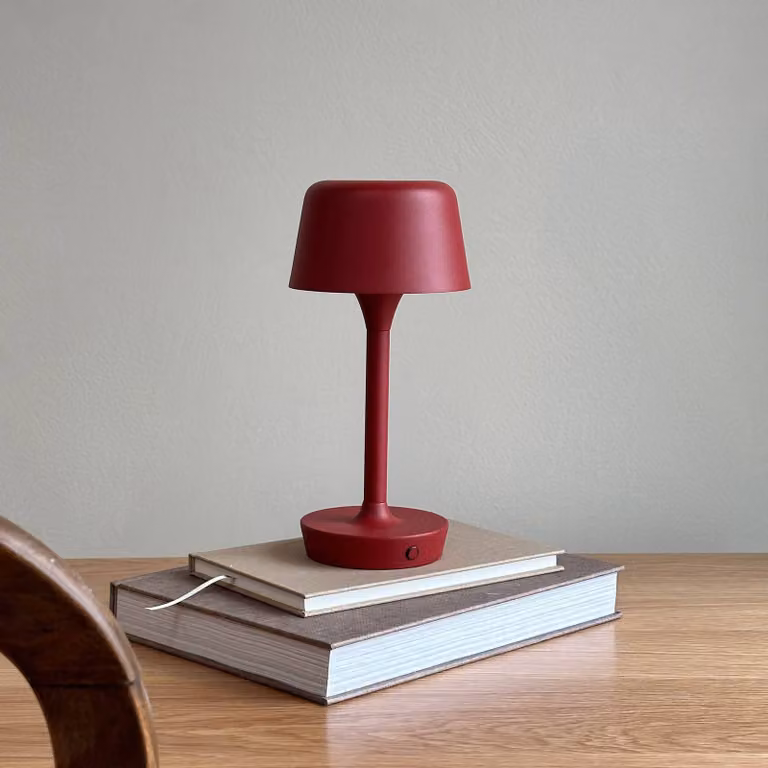 Dyberg Larsen Lampada da tavolo a LED Flow, dimmerabile, Rosso, Soggiorno / Sala da pranzo, Metallo, Scandinavo, Lampada da tavolo LED