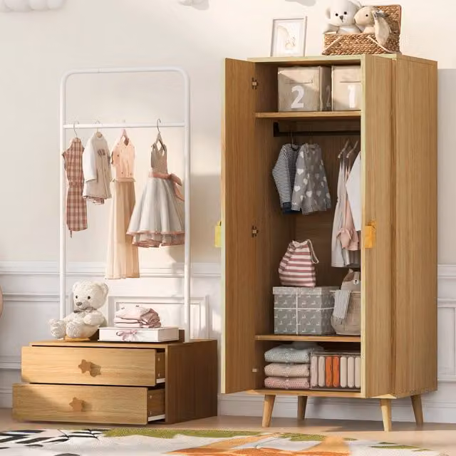 Armadio 1 pezzo 70x55x170 cm, design a doppia porta con ampi vani, maniglie cartoon e piedi rialzati, colore legno