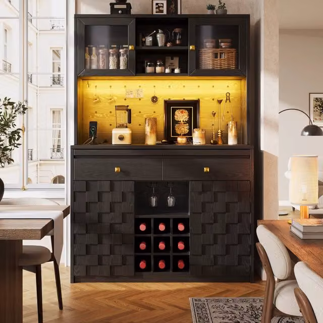 Credenza da cucina alta con ripiani regolabili, portabottiglie, LED RGB e prese USB, nera, 120 × 40 × 178 cm