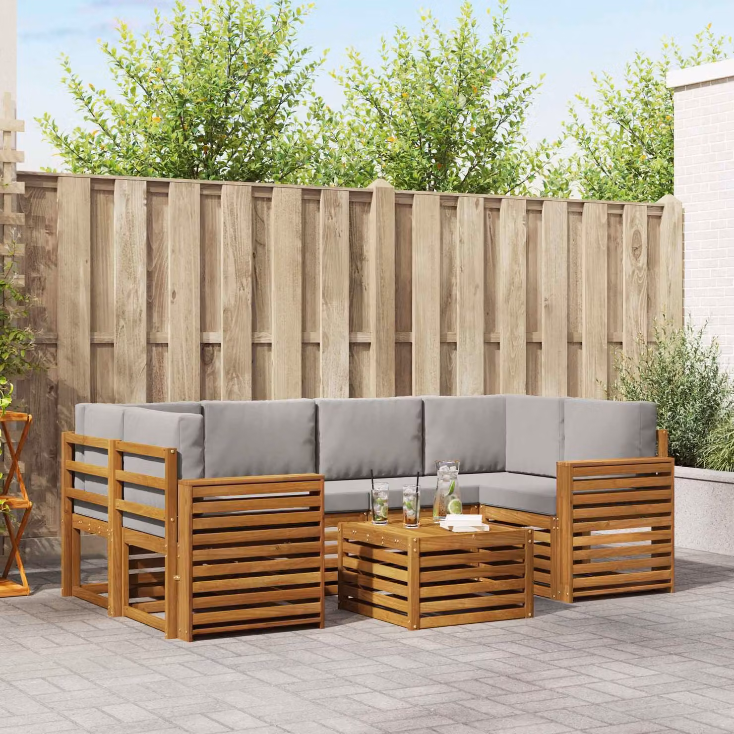 Set di divani da esterno vidaXL a forma di L composto da 7 pezzi in legno di acacia con cuscini inclusi, colori beige, grigio e marrone