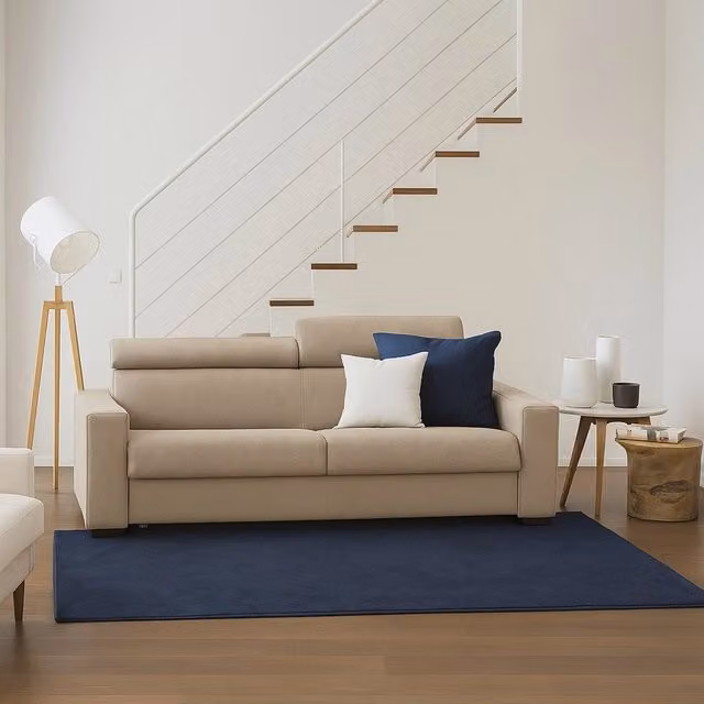 Divano a 2 posti Nukualofa TALAMO ITALIA, modello moderno in tessuto beige con poggiatesta regolabili e braccioli slim, L: 160 cm, P: 95 cm, H: 85 cm