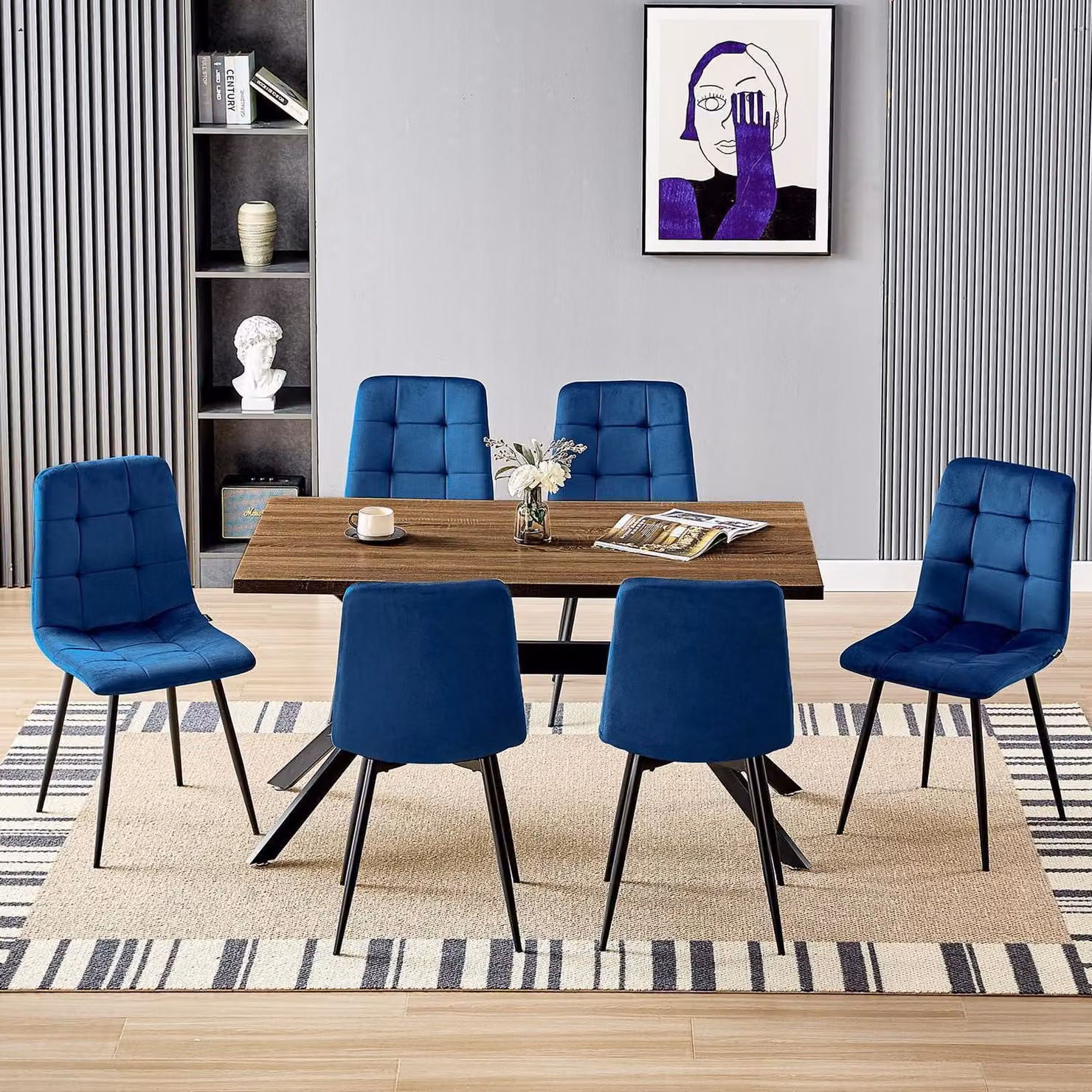 Tavolo da pranzo rettangolare con 6 sedie, in legno scuro, dimensioni 140x80x76 cm. Sedie rivestite in velluto blu navy, con gambe in metallo nero