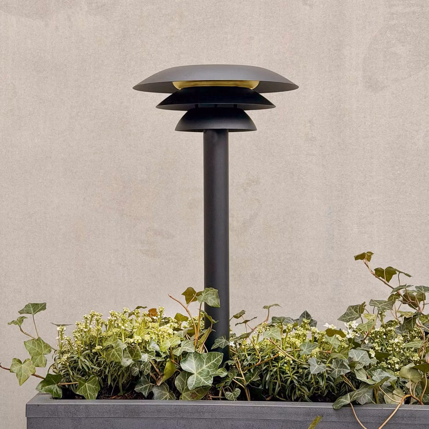 Dyberg Larsen Lampada con picchetto a energia solare DL25, nera, 3000 K DL25, Nero, Metallo, Scandinavo, Lampade solari