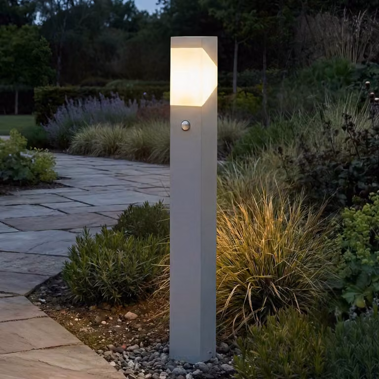 Lampione Lucande Kiran 100 cm, con sensore, grigio chiaro, IP44 Lucande, dimmerabile, Alluminio / Grigio / Zincato, Alluminio, Moderno