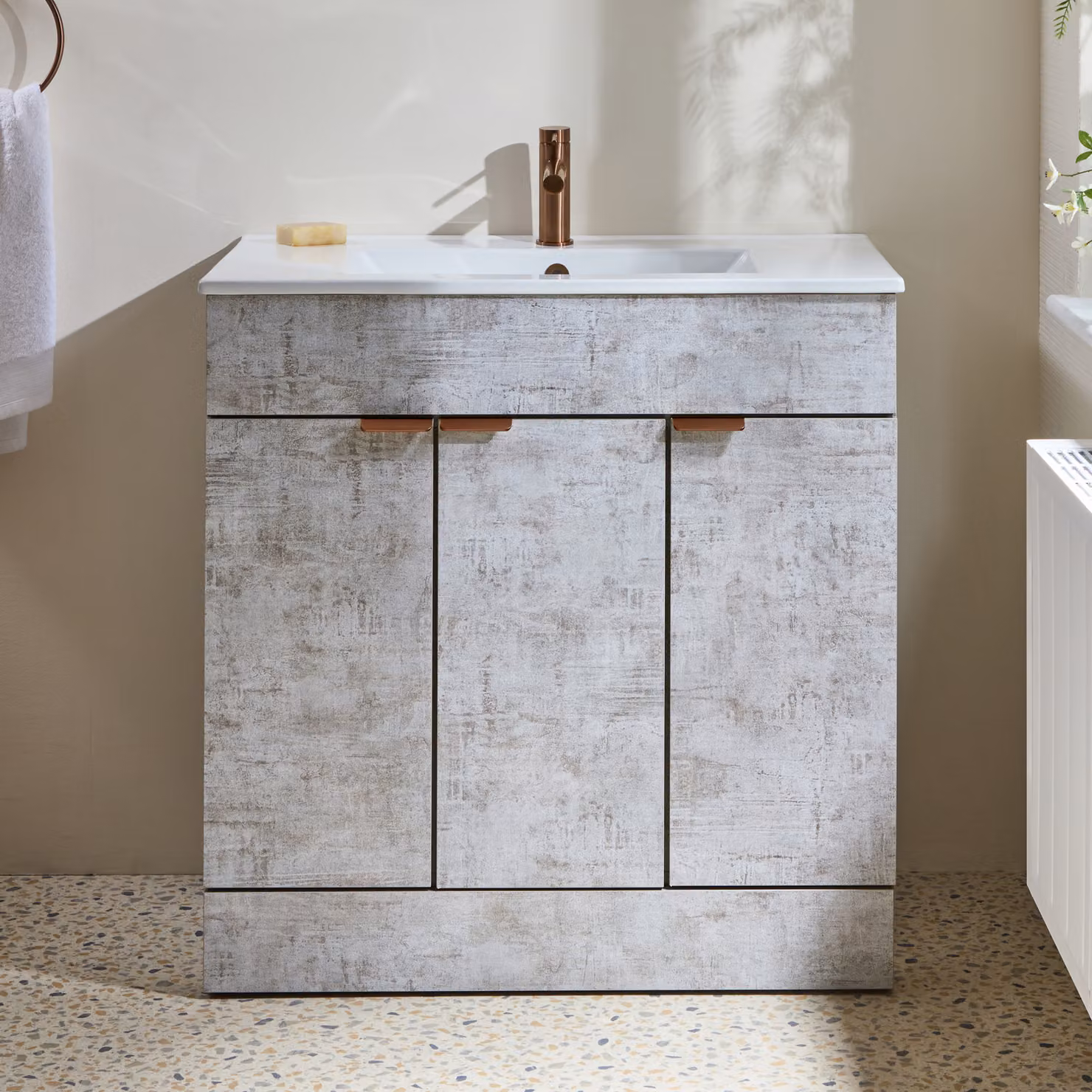 Mobile Bagno a Terra Grigio Cemento da 810mm con Lavabo e Maniglie con Impugnatura a Dito in Rame Satinato - Cluo