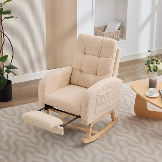 Poltrona a dondolo beige in bouclé con struttura in legno massello, schienale alto e tasca laterale