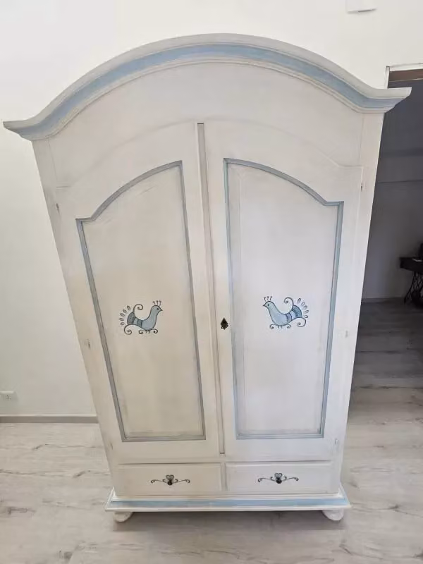 Armadio 2 porte in legno stile shabby chic bianco anticato con decoro pavoncella azzurro Mobili 2G L/P/H: 125 x 61 x 200 cm – 1