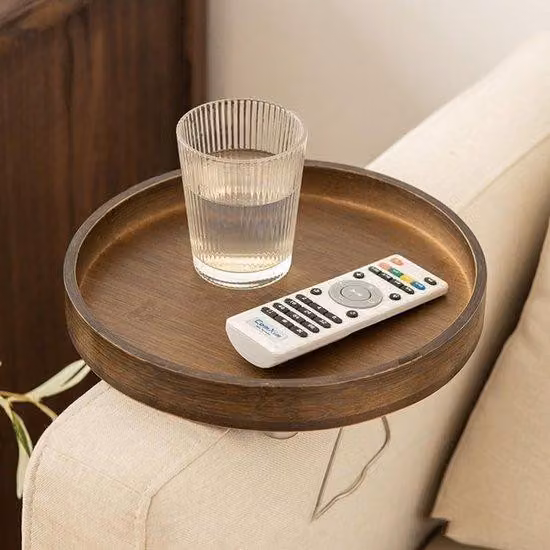 Tavolino da bracciolo pratico con clip, piano rotondo per un utilizzo confortevole e con spazio per riporre oggetti