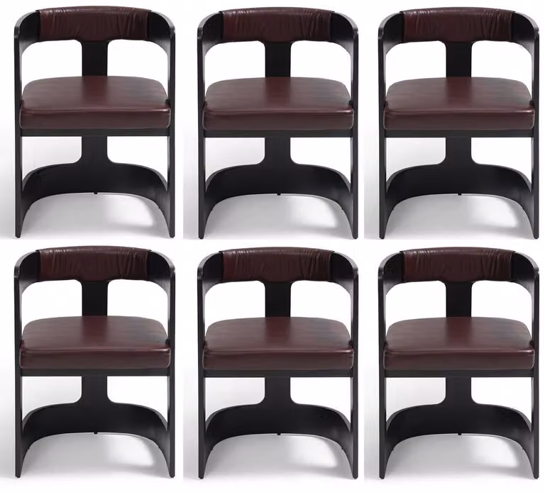 Gruppo di sedie dal design moderno, in pelle e legno, di colore nero, dal design elegante ed esclusivo
