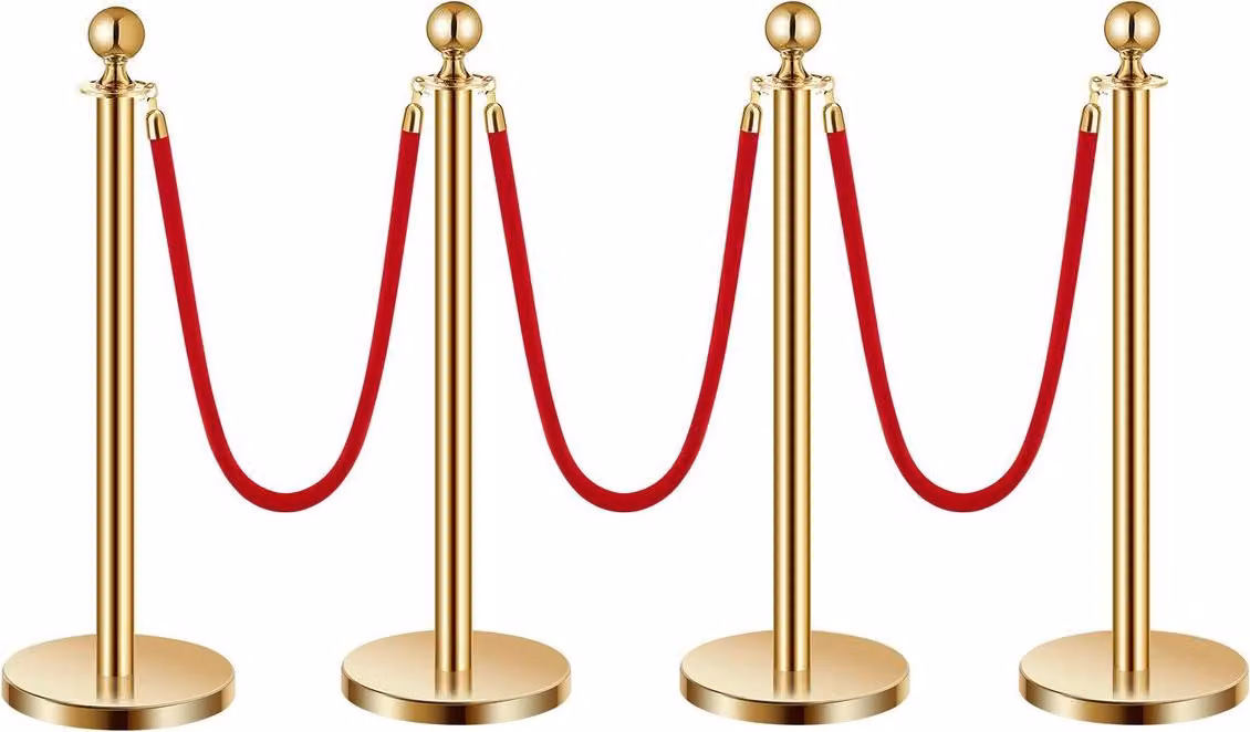 4 pali dorati con 3 corde di velluto rosso e base cava con iniezione di sabbia