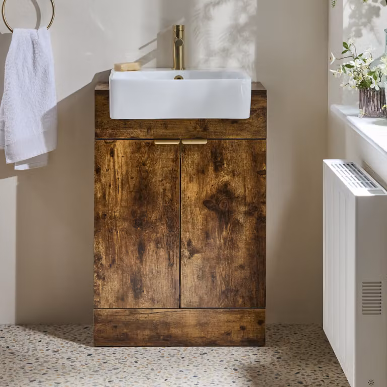 Mobile Bagno a Terra Rovere Scuro da 550mm con Lavabo e Maniglie con Impugnatura a Dito in Oro Satinato - Cluo