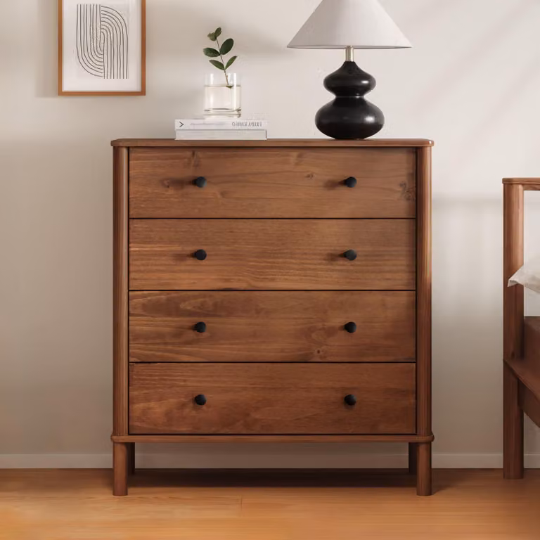 Comodà APOANA a 4 cassetti in legno massello con finitura castagno - Comodà in legno in stile scandinavo, cassettiera con spazio contenitivo, comodà da camera da letto in stile rustico