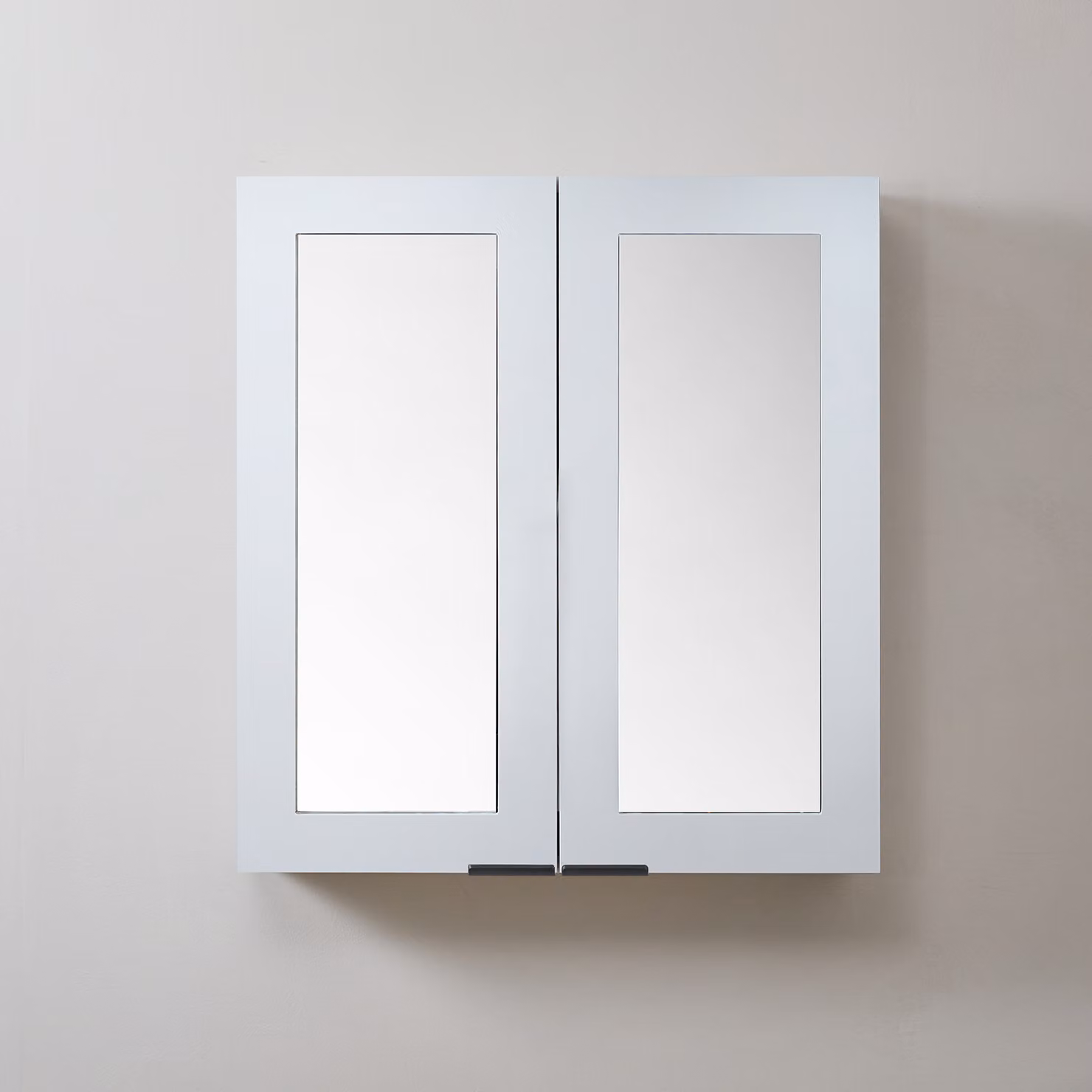 Mobiletto a Specchio da 900mm x 650mm Bianco - Completo di Maniglie con Impugnature a Dito Nere - Cluo