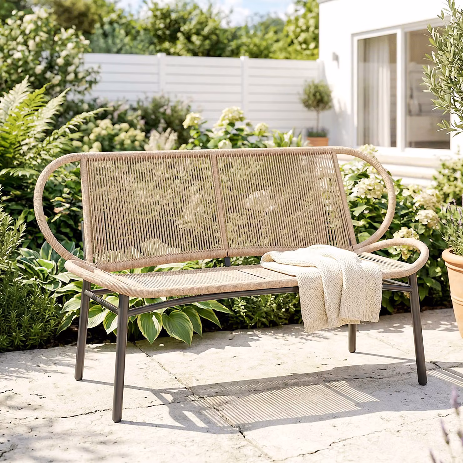 Panchina da giardino Outsunny a 2 posti in resina intrecciata e metallo, resistente alle intemperie, colore beige/marrone – 2