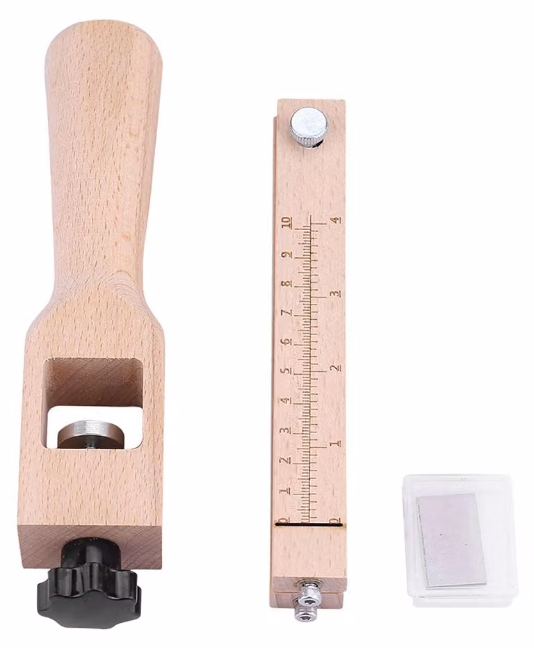 Utensili in legno per il taglio della pelle