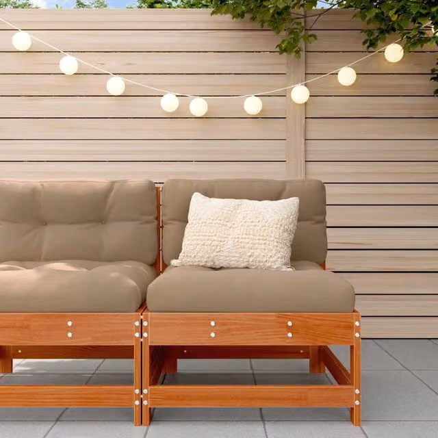 Divano da esterno moderno in legno massello di pino cerato marrone con cuscini beige per giardino e terrazza