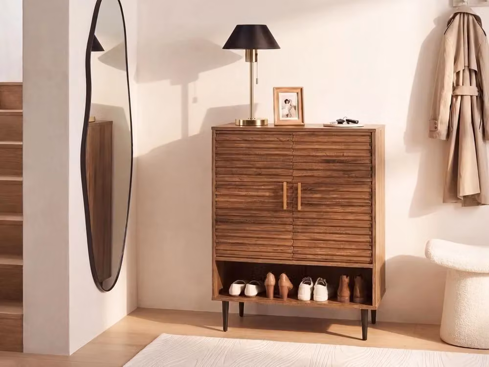 Scarpiera BELIANI in Stile Rustico con Ante a Battente e Ripiani Aperti, Marrone e Nera, in MDF e Metallo, per Soggiorno, Ingresso o Camera da Letto, L/P/H: 93 x 35 x 70 cm – 2