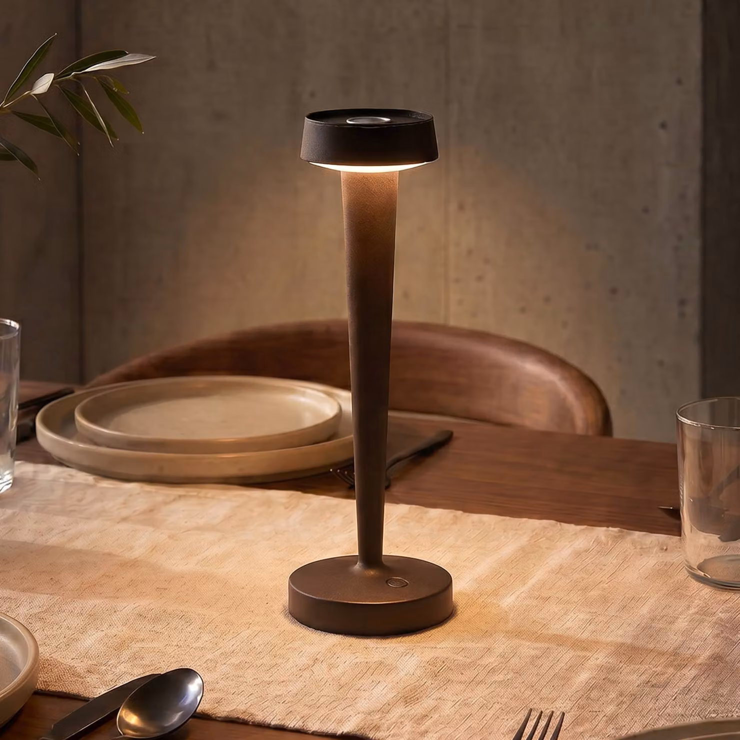 Lucande Portacandele a batteria LED Lea, vaso, marrone scuro, 28 cm Lea Lucande, dimmerabile, Marrone / Ruggine, Soggiorno / Sala da pranzo, Metallo, Moderno