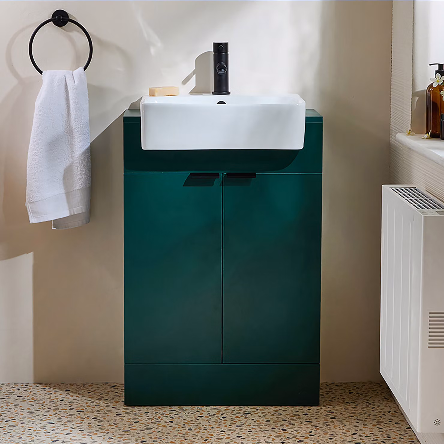 Mobile Bagno a Terra Verde Scuro da 550mm con Lavabo e Maniglie Nere con Impugnatura a Dito - Cluo