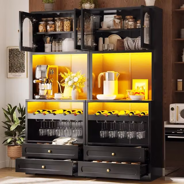 Alta Vetrina Nera con Ante in Vetro Curvo, Illuminazione LED App e Sync Musica, Ripiani Regolabili, Portabottiglie, Porta USB, Antiribaltamento, per Soggiorno e Sala da Pranzo