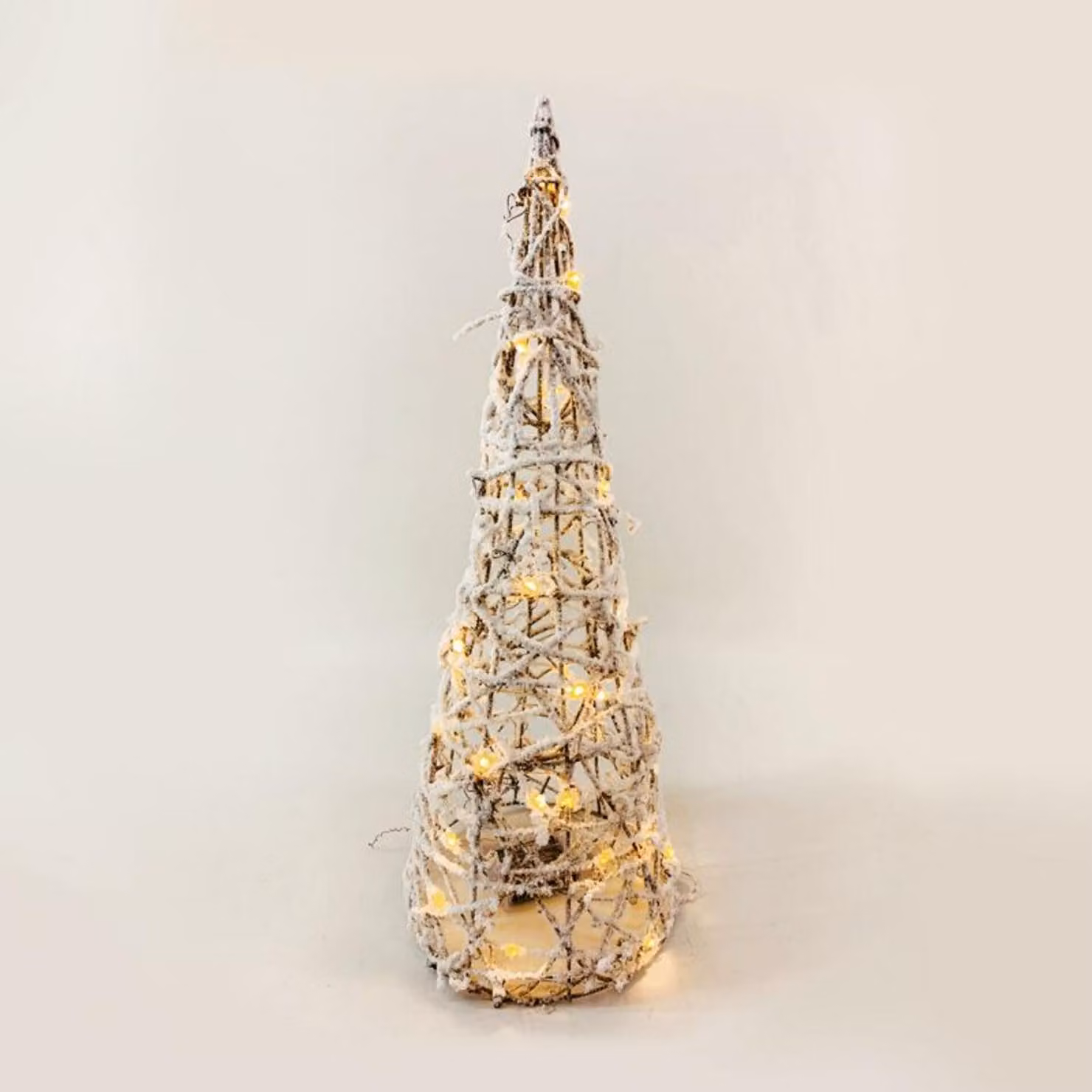 ACA Albero di Natale illuminato in rattan con effetto neve, 30 mini LED a luce bianca calda, alimentato a batterie (3xAA), grado di protezione IP20, 18,5x50 cm, X11301110