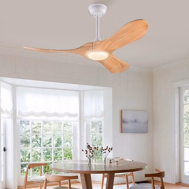 Ventilatore da soffitto con luce LED e telecomando, 3 pale in legno massello naturale e finitura bianca