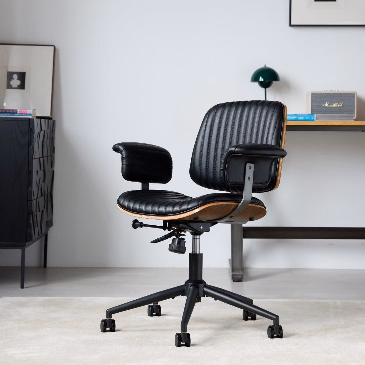 Sedia da ufficio in pelle, ergonomica, girevole, ideale per ufficio o come poltrona per dirigenti, con altezza regolabile e braccioli, colore nero