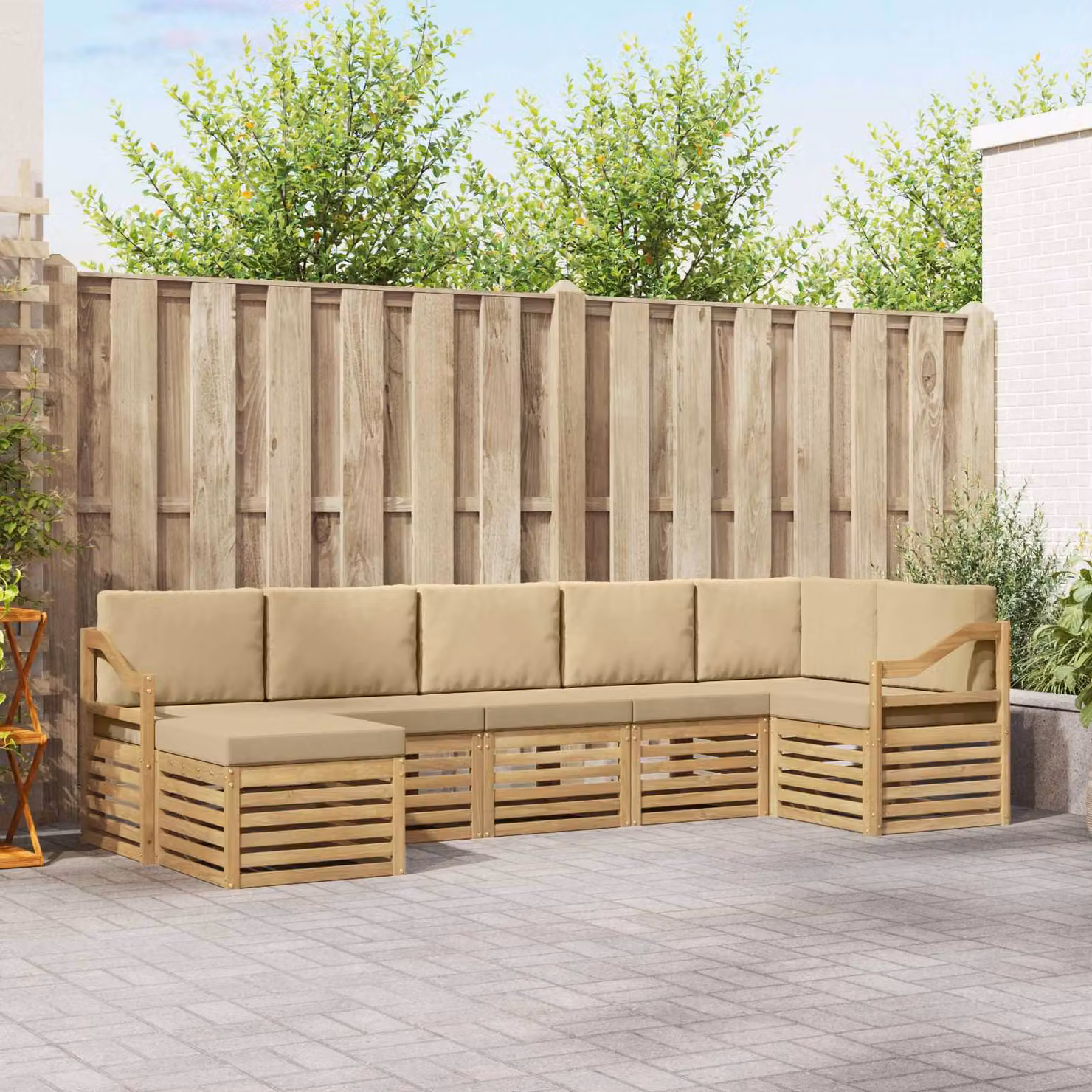 vidaXL Set di divani da esterno a L in legno di acacia con cuscini, Bianco e Beige