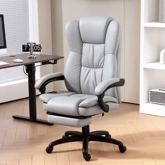 Poltrona da ufficio ergonomica con massaggio, schienale reclinabile e poggiapiedi in similpelle grigio chiaro