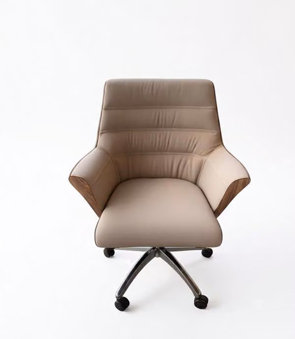 Sedia da ufficio, comoda, confortevole, morbida, spaziosa. Colore beige, design moderno, nuova