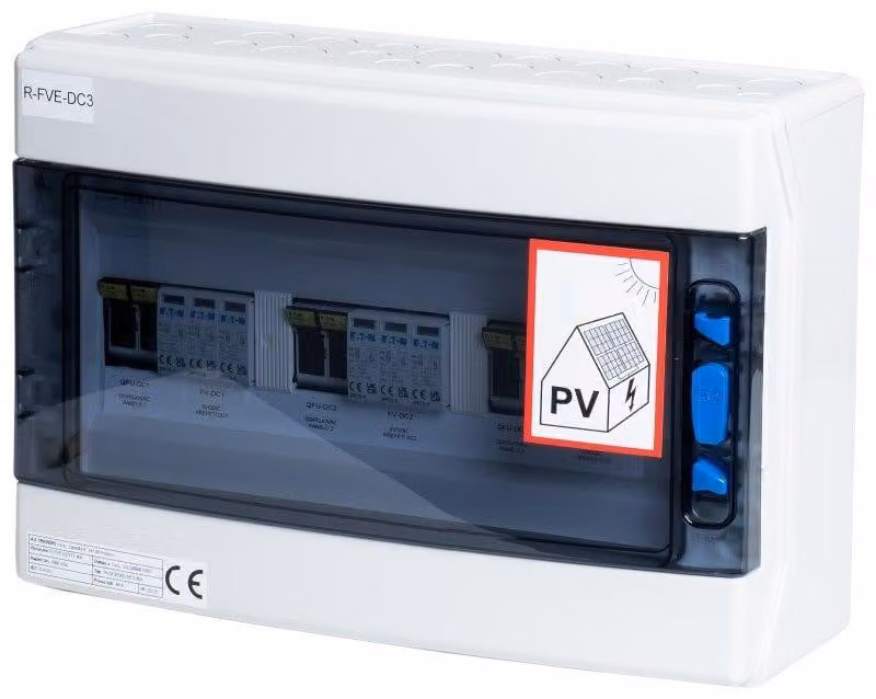 Quadro di distribuzione DC3 per impianti fotovoltaici, dotato di 3 scaricatori di sovratensione, 3 interruttori di sezionamento, fusibili (3x15A), tensione nominale 1000V