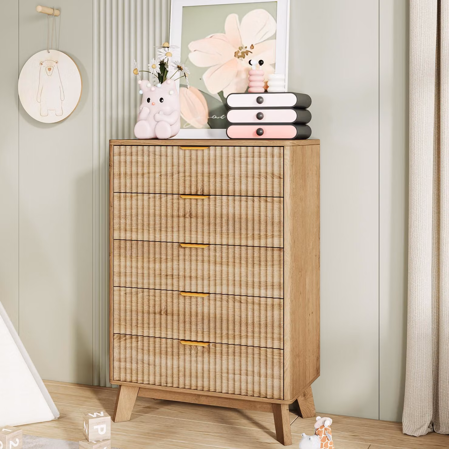 Comò ProximaX a 5 cassetti in finitura rovere con struttura scanalata, ampio armadio contenitore con maniglie dorate e robuste gambe in legno