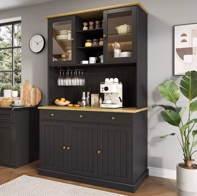 Credenza alta 120×40×191 cm in pannello truciolare; ante in vetro; porta calici; prese e USB-A/USB-C; nera