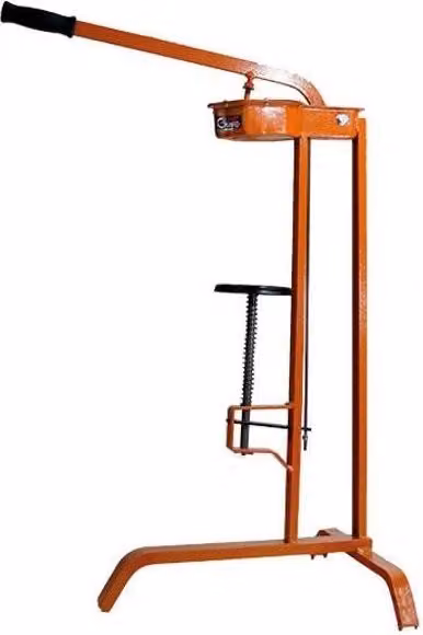 Tappatrice a colonna Grifo con ganasce in ottone cromato per tappi di sughero e sintetici, Altezza: 84 cm, Colore: Nero