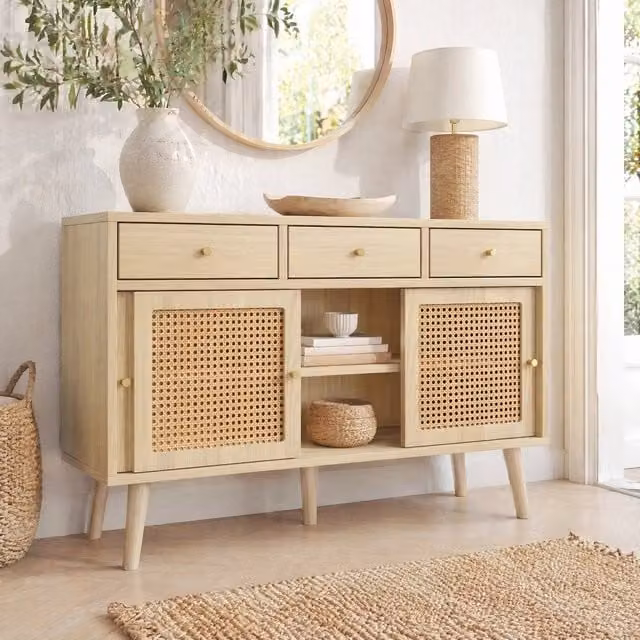 Credenza Mivray con 3 cassetti e 3 ante scorrevoli in rattan e rovere, L/P/H: 120 x 40 x 78 cm