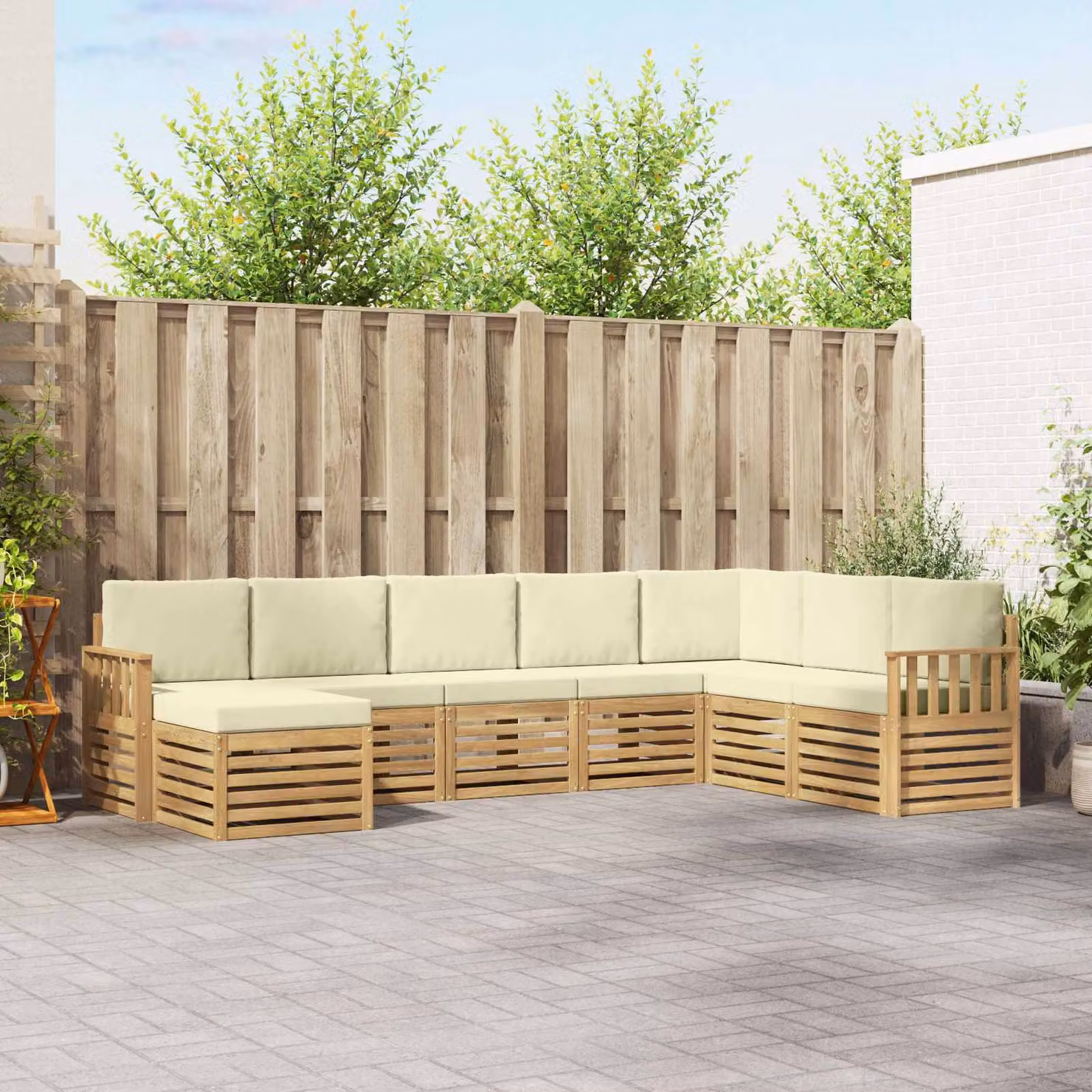 vidaXL Set di divani da esterno a L composto da 8 pezzi in legno di acacia con cuscini in poliestere bianco e beige